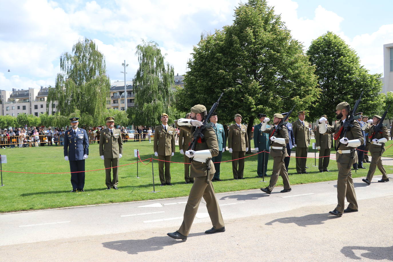 Izado de la bandera en León