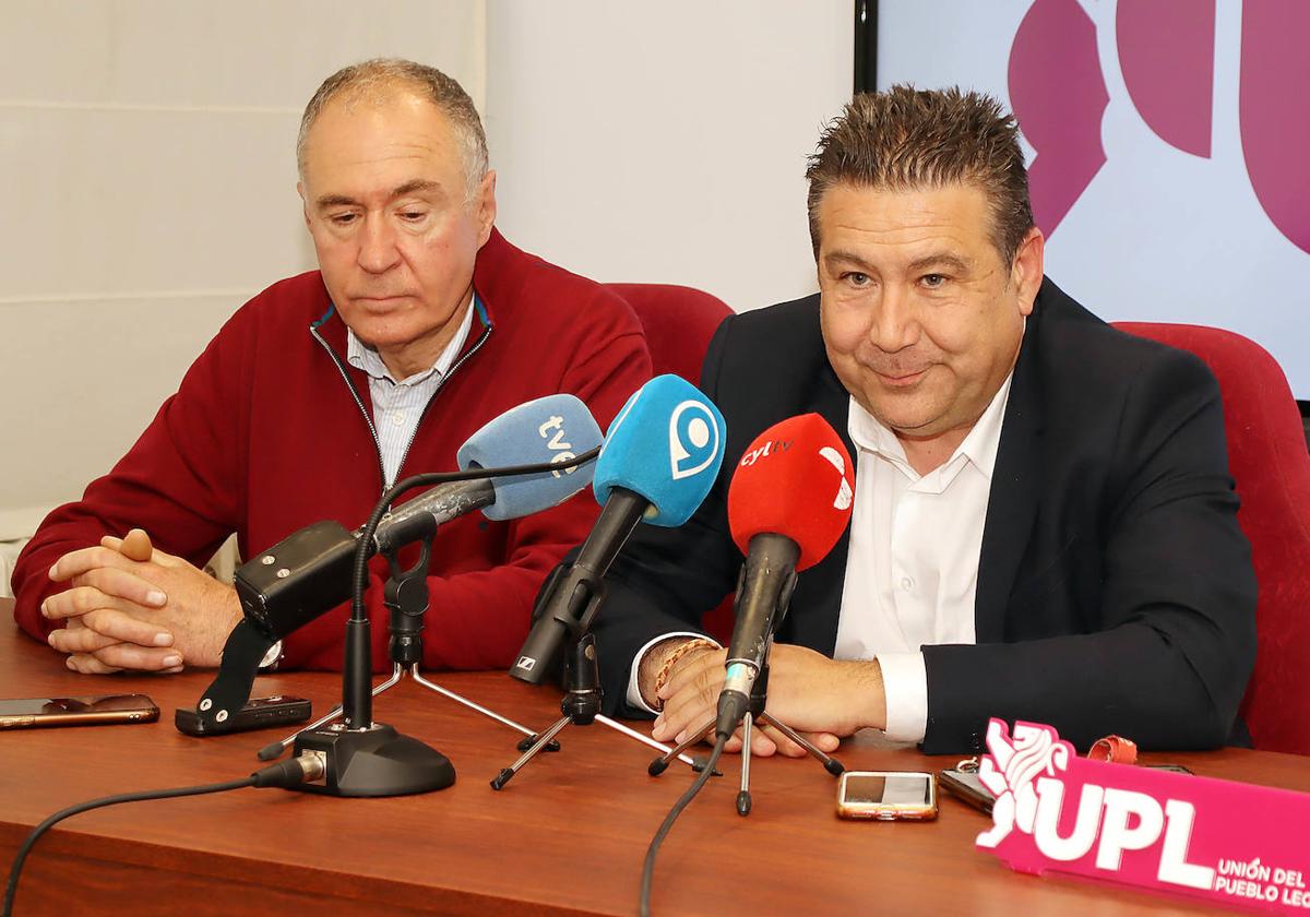 El secretario general de UPL, Luis Mariano Santos junto a Eduardo López Sendino, candidato de UPL a la Alcaldía de León.