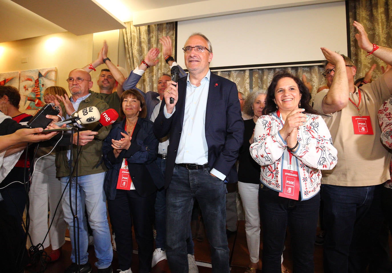 Olegario crece, Morala se dispara