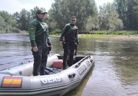 Efectivos de los GEAS de la Guardia Civil en el río Esla durante las labores de rastreo.