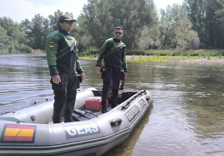 Efectivos de los GEAS de la Guardia Civil en el río Esla durante las labores de rastreo.