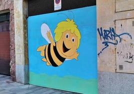 Una abeja Maya gigante, pintada, ocupa la puerta de la cochera del número 20 de la calle Ramón y Cajal