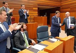 Jesús Julio Carnero, en la imagen saludando al presidente de la Junta, Alfonso Fernández Mañueco, fue aclamado por la bancada popular por sus resultados electorales en Valladolid.