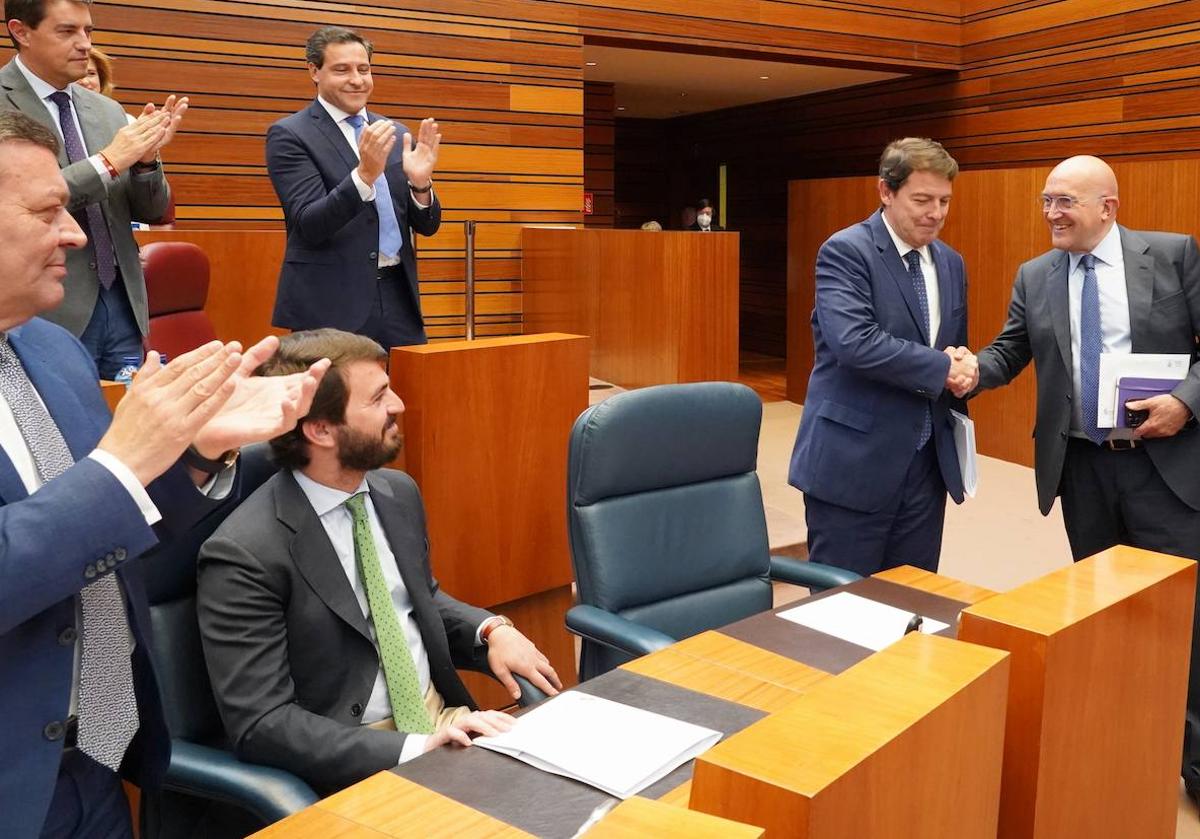 Jesús Julio Carnero, en la imagen saludando al presidente de la Junta, Alfonso Fernández Mañueco, fue aclamado por la bancada popular por sus resultados electorales en Valladolid.