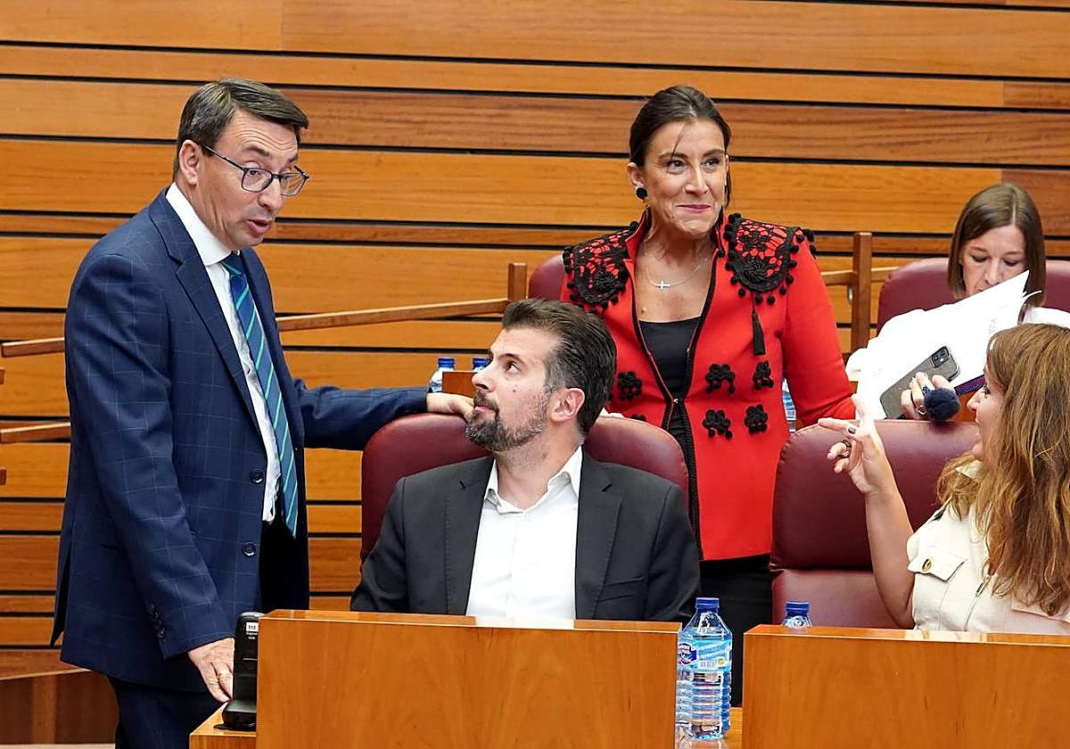 Luis Tudanca junto a otros procuradores en las Cortes de Castilla y León.