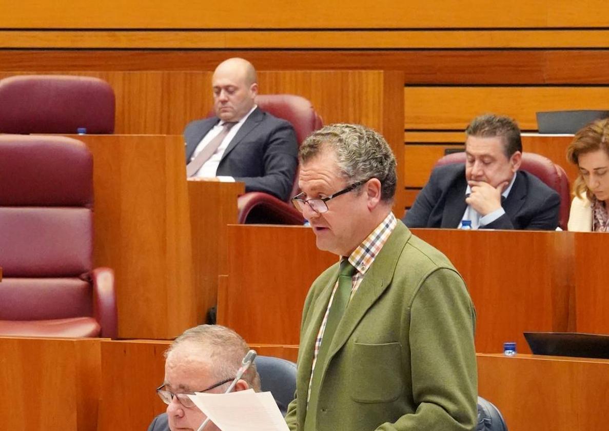 El consejero de Agricultura y Ganadería, Gerardo Dueñas, durante el pleno este martes.