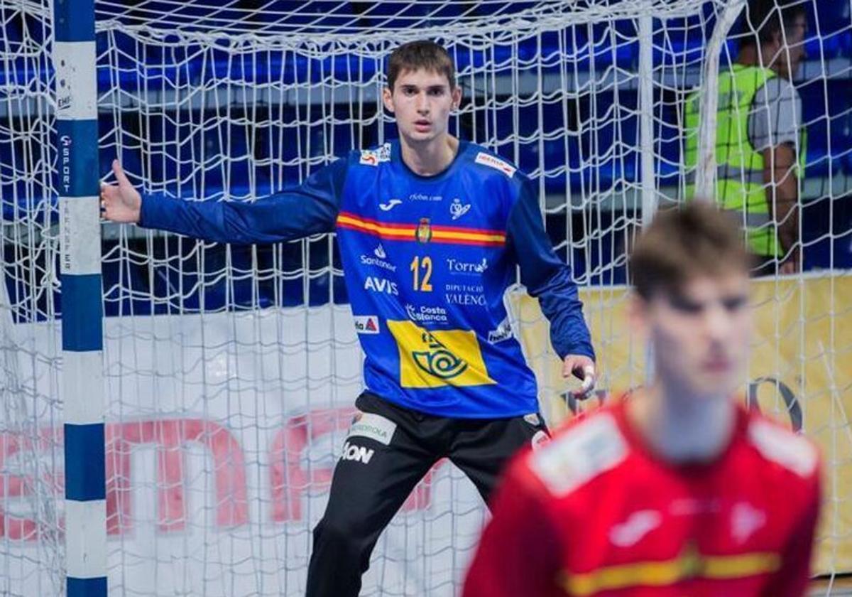 Álvaro Pérez, en un partido con la selección juvenil.