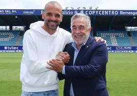 Yuri sumará una temporada más en Ponferrada. En la imagen, junto al presidente de la Deportiva, José Fernández Nieto 'Silvano', tras anunciar su renovación.