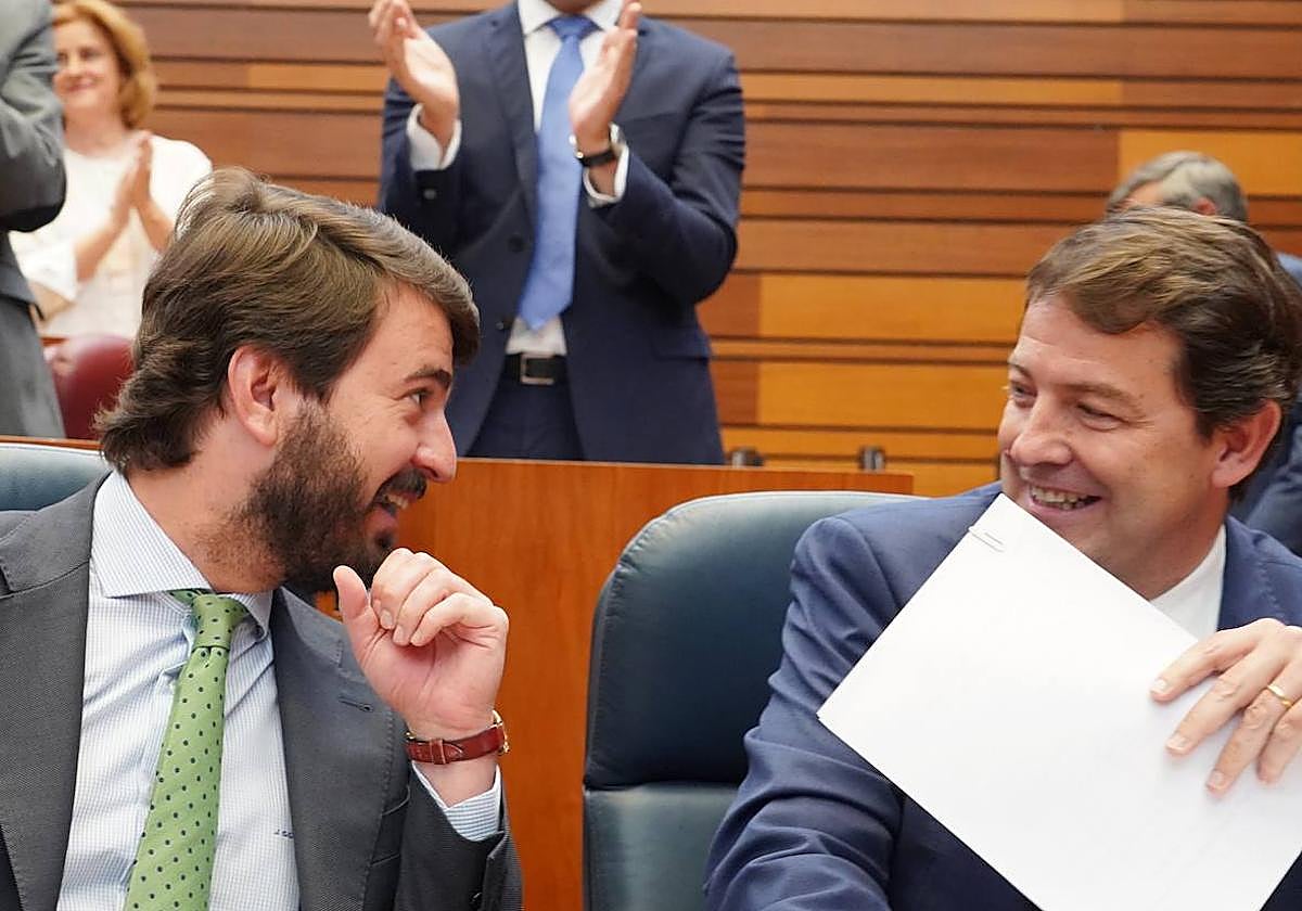 El presidente de la Junta de Castilla y León, Alfonso Fernández Mañueco, y el vicepresidente de la Junta, Juan García Gallardo, en el Pleno de las Cortes de Castilla y León