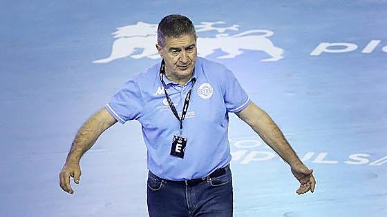 Cadenas no viaja con el equipo y su renovación se complica