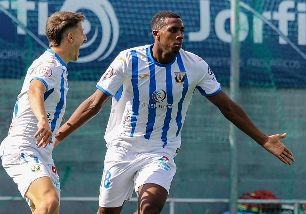Dorian celebra uno de los goles anotados con el Leganés B.