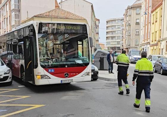 Imagen del último autobús accidentado en León. UPL denuncia que se trata de un vehículo «con más de 16 años» y pide la renovación urgente del servicio.