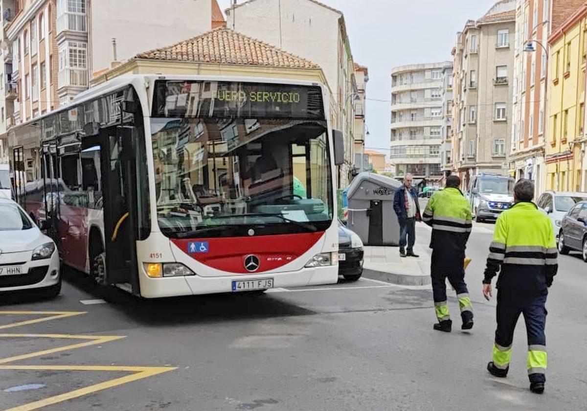 Imagen del último autobús accidentado en León. UPL denuncia que se trata de un vehículo «con más de 16 años» y pide la renovación urgente del servicio.