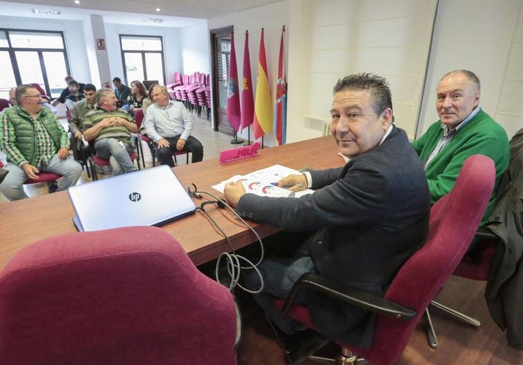 Luis Mariano Santos y Eduardo López Sendino, este miércoles, en la antesala de la reunión del consejo general de la Unión del Pueblo Leonés tras los resultados del 28M.