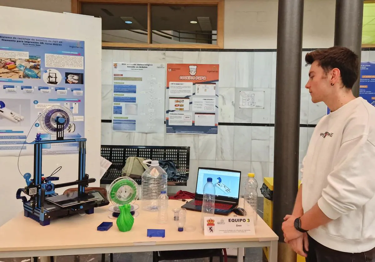 El vestíbulo de la Escuela de Ingenierías Industrial, Informática y Aeroespacial de la ULE acoge la exposición de los modelos presentados al Concurso de Prototipos.