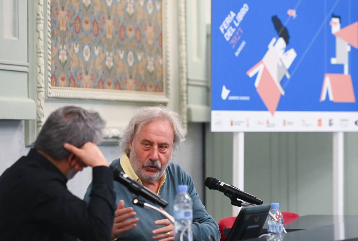 El escritor leonés Julio Llamazares en la feria del libro de Burgos.