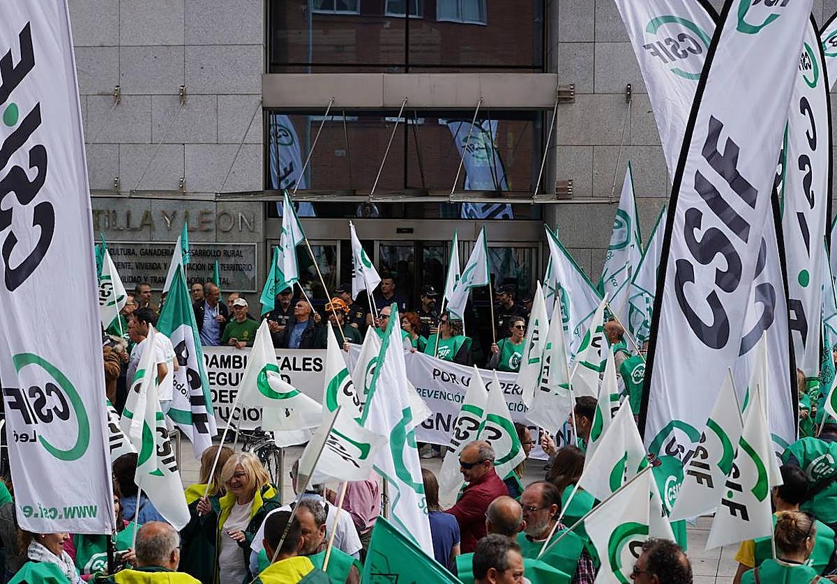 Concentración de trabajadores del dispositivo de incendios de la Juntà.