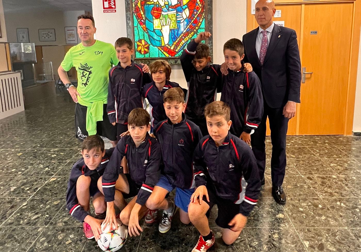 José Antonio Diez, juntoc on los alumnos que acudirán a Barcelona.