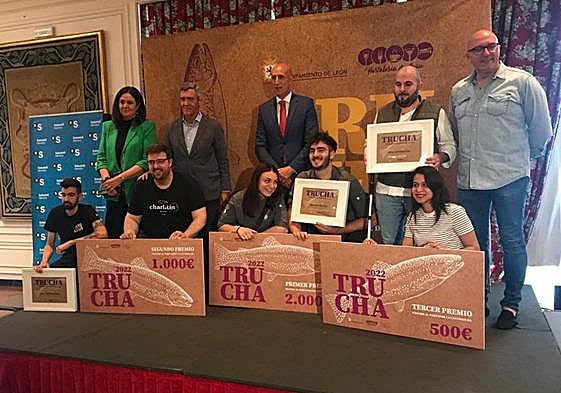Foto de familia de los ganadores de la pasada edición.