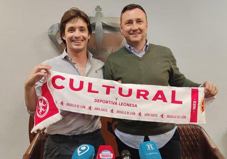 Llona, junto al director deportivo de la Cultural y Deportiva Leonesa, durante la presentación de este jueves.