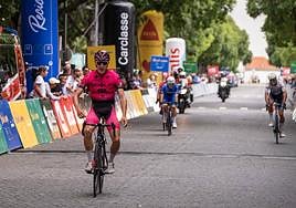 El ciclista del Maglia, Owen Lightfoot, celebra su victoria de etapa.