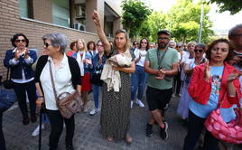 Concentración de protesta frente al Palacio de Justicia de Ponferrada por la lentitud de la justicia en el caso de Pedro Muñoz