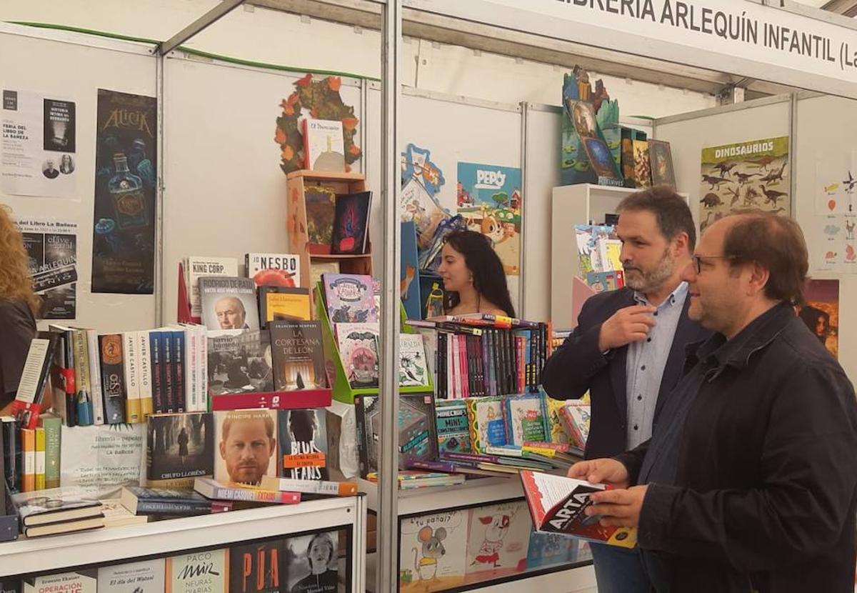 El alcalde de La Bañeza, Javier Carrera visita la Feria del Libro.