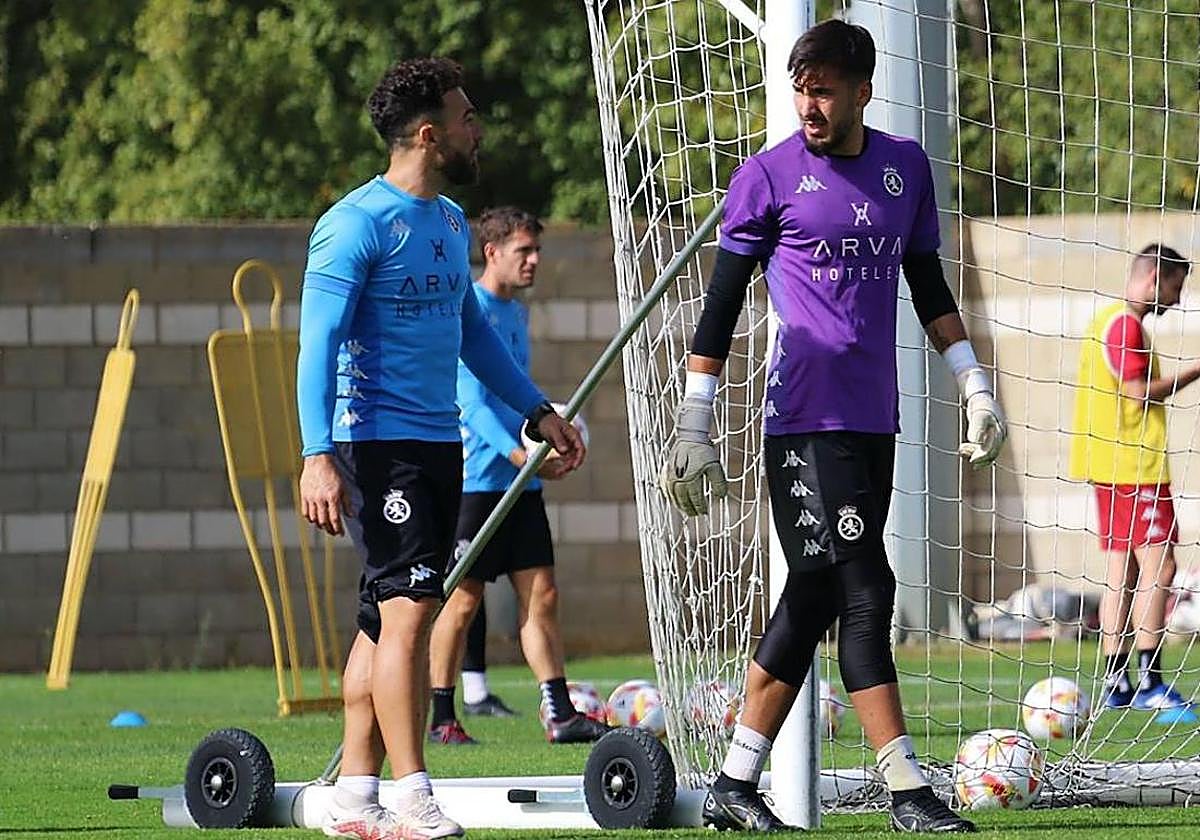 Mario Bazán, junto al meta Salvi Carrasco, en un entrenamiento de la Cultural.