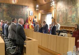 Minuto de silencio en el salón de plenos de la Diputación de León, este viernes, en memoria del vicepresidente Matías Llorente Liébana.