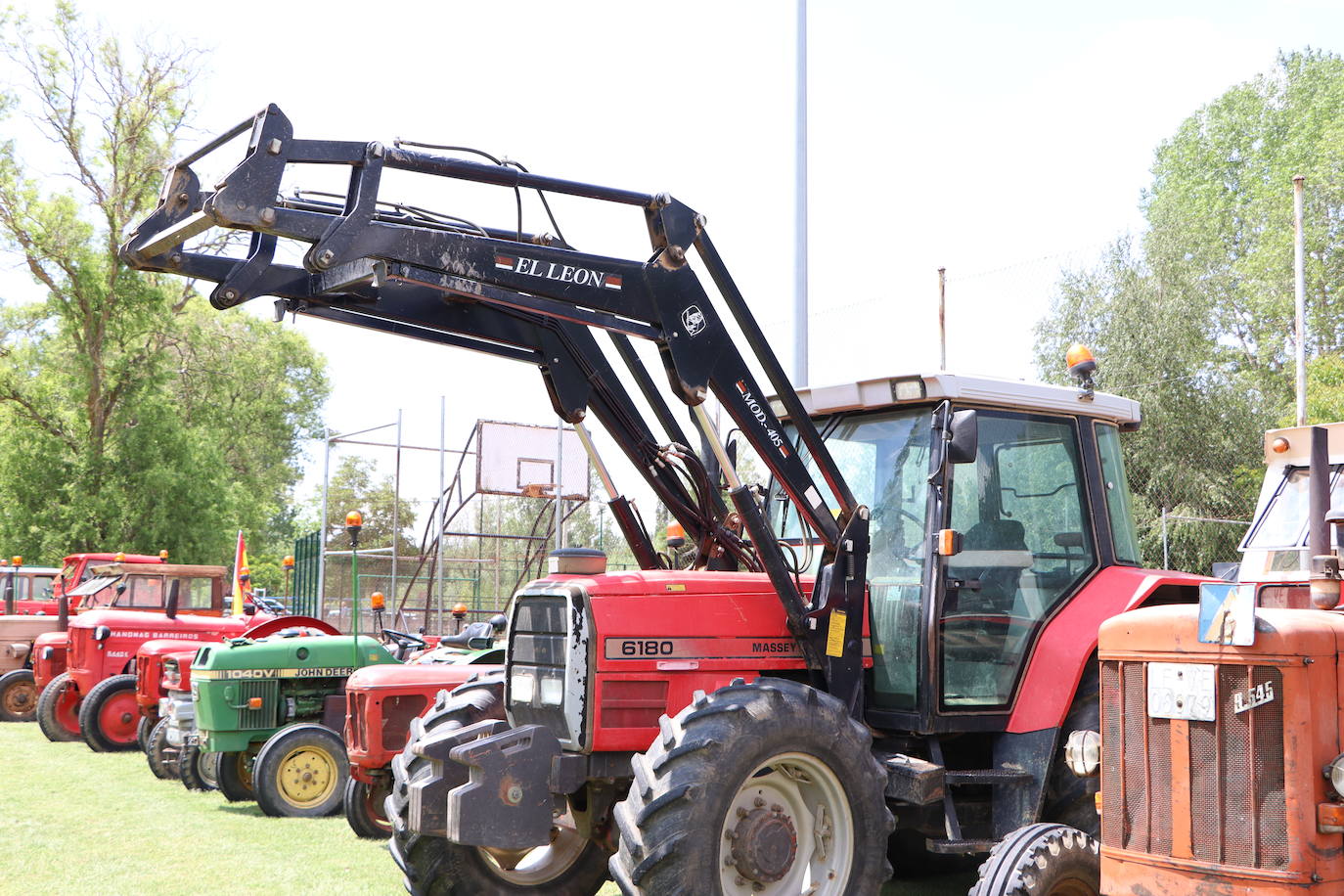 Concentración de tractores antiguos