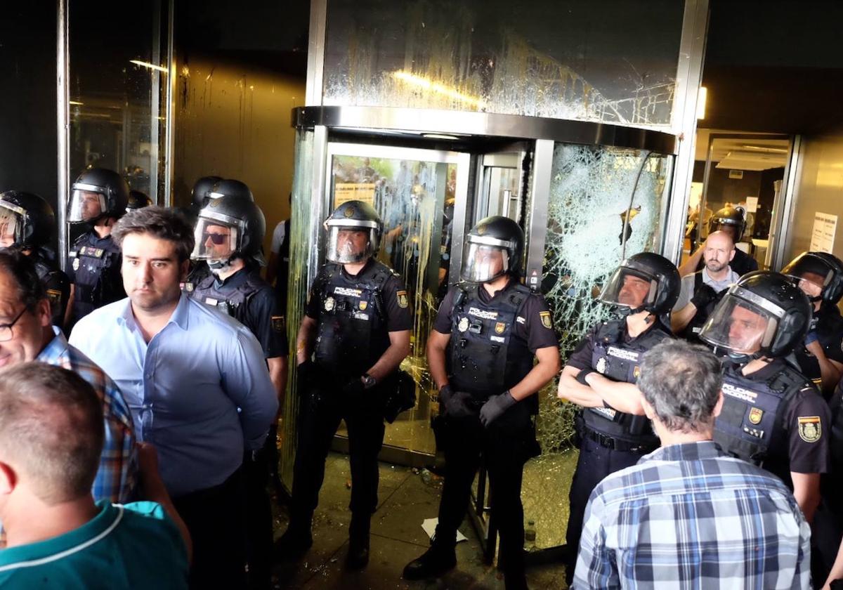 Manifestación multitudinaria frente al edificio de la Junta en Salamanca