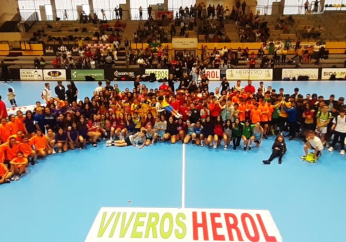 Foto de familia del Torneo Interprovincial organizado por la FCYLBM en Nava de la Asunción y al que León no pudo acudir por ese «error de gestión» en la contratación del autobús.