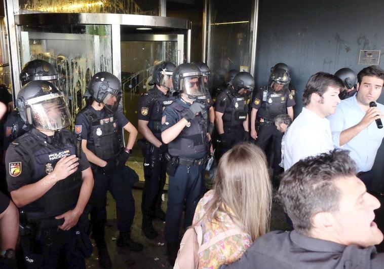 La manifestación, en la que se dieron cita centenares de ganaderos, comenzó con pitadas, cencerros y gritos de dimisión, para desembocar en el lanzamiento de huevos, bengalas, pintura y petardos a las paredes del edificio.