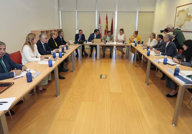 Los consejeros de la Presidencia, Luis Miguel González Gago, y de Medio Ambiente, Vivienda y Ordenación del Territorio, Juan Carlos Suárez-Quiñones, presiden la Comisión General de Coordinación Territorial donde se presentará la campaña de incendios forestales 2023.