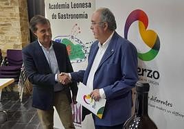 Los presidentes de la DO Bierzo y de la Academia Leonesa de Gastrononomía, en la firma del acuerdo en Cacabelos.