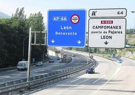 Imagen del desvío hacia la autopista o carretera nacional, dirección Campomanes, en Asturias.