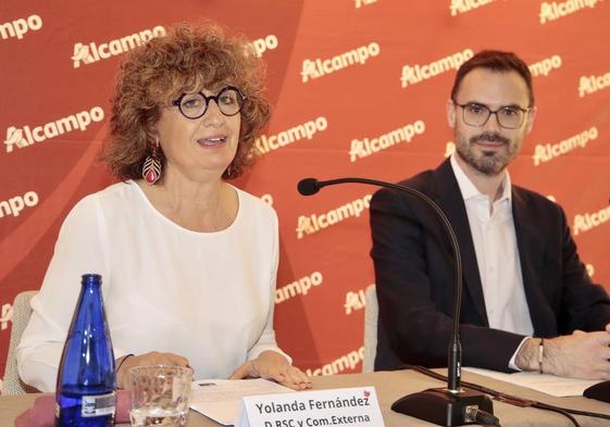 Yolanda Fernández, directora de Comunicación Externa y RSC de Alcampo, y Oscar Monclús, director de Alcampo en León.