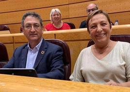 La senadora berciana Carmen Morán, junto al también senador socialista Salvador Vidal.