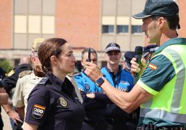 La Guardia Civil de Tráfico haciendo una prueba de alcoholmia a una policía nacional durante el simulacro