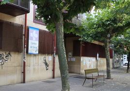 Imagen de la puerta de entrada de uno de los centros de salud de Ponferrada.