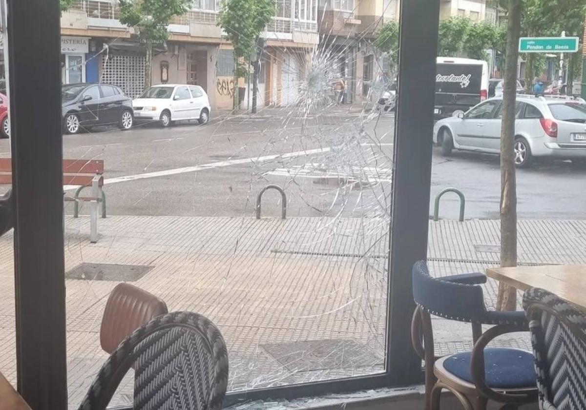 Destrozos en la cristalera del Bar La Bonita.