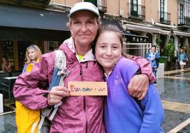 Un grupo de estudiantes de la ESO del colegio Maristas San José de la capital leonesa ha estado regalando marcapáginas a los peregrinos del Camino de Santiago,.