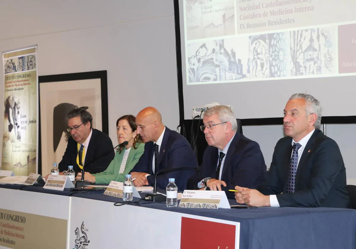 Nearly 200 galleons participate in the Congress of Internal Medicine in León