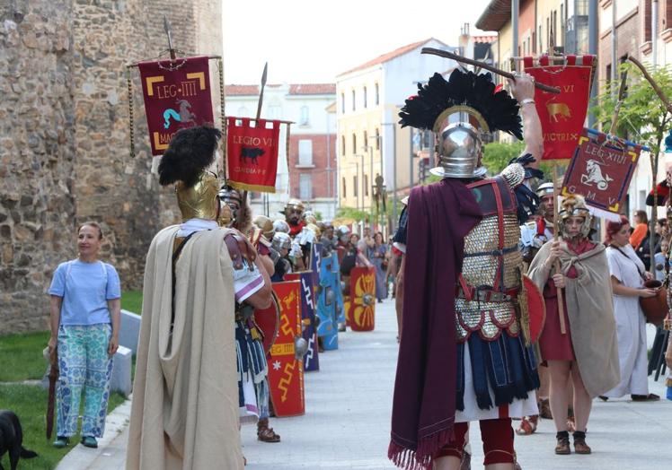 Desfile de las Legiones en León durante la celebración del Natalicio del Águila 2023.