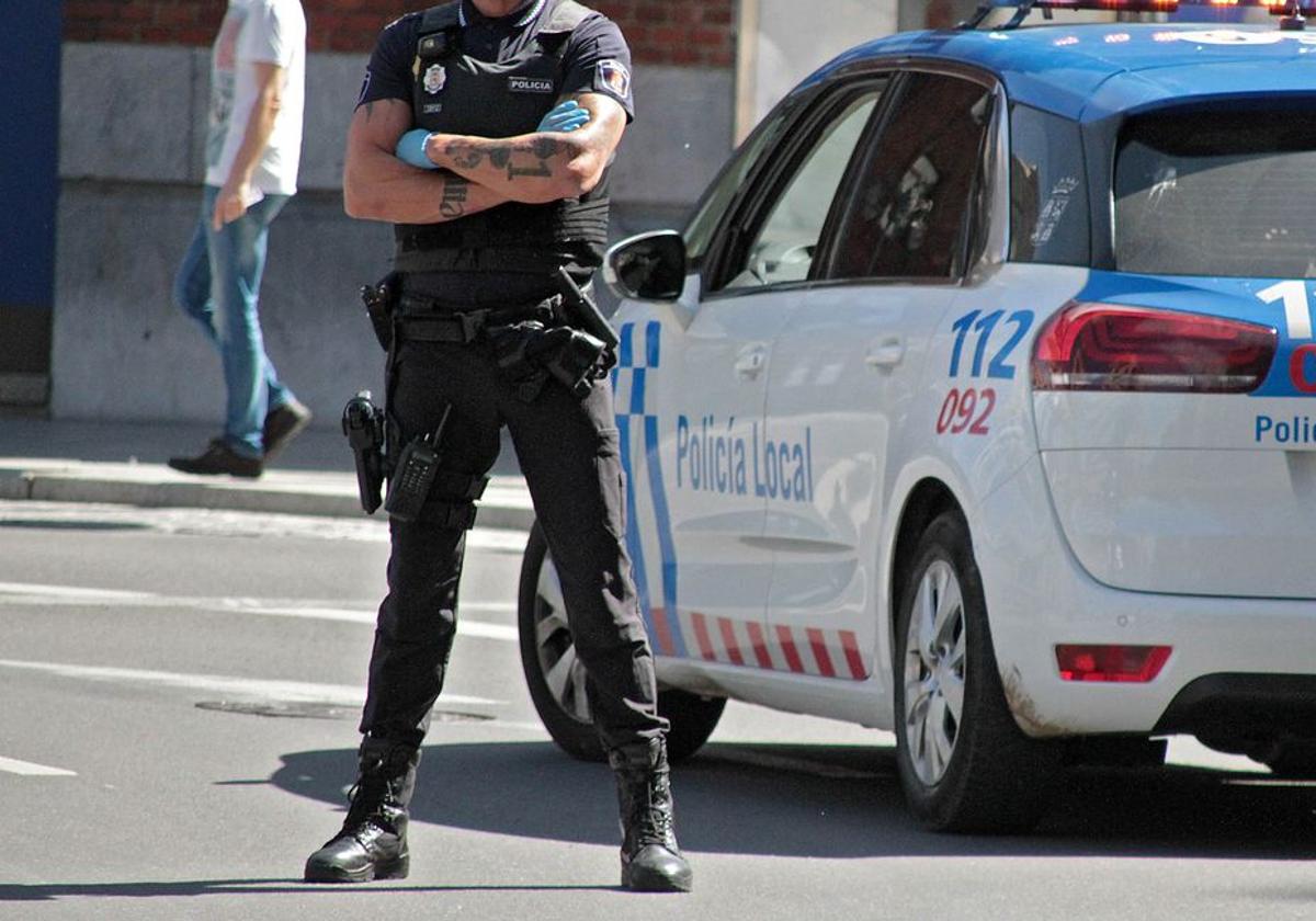 Imagen de archivo de un agente de la policía local de León.