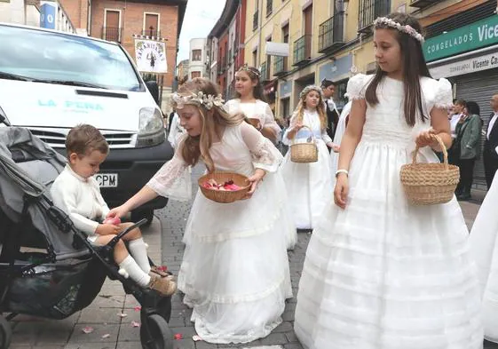 Celebración de la procesión del Corpus Christi en la ciudad de León durante este domingo.