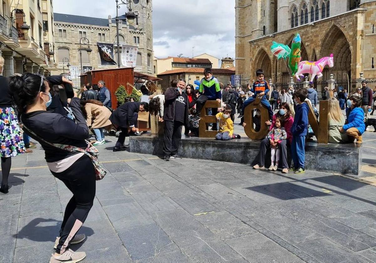 Turistas por el centro de León.