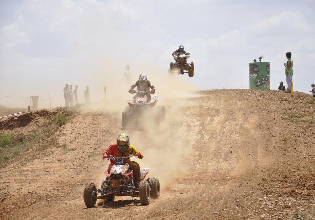 Participantes de la prueba en el circuito de Los Cucharales.