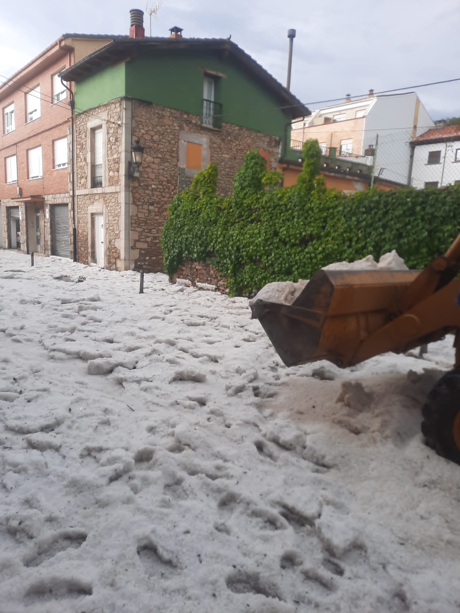 Granizada brutal en La Pola de Gordón