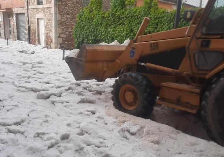 Intensa granizada en La Pola de Gordón que afecta a varias calles del municipio.